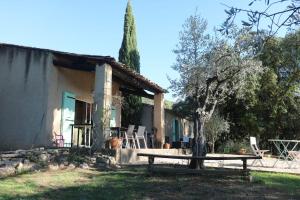 una casa con una panchina davanti di Villa Berger a Mollans-sur-Ouvèze