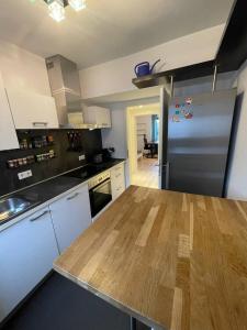 une cuisine avec un comptoir en bois dans une pièce dans l'établissement Zentrale Wohnung 1OG mit WLAN & Kaffee, à Paderborn