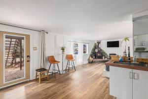 Кухня или мини-кухня в Charming Studio Near Garden of the Gods and Trails
