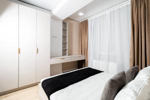 a small bedroom with a bed and a window at Brand New Flat Near Cafes and Shops I Full Ameneties in Floreşti