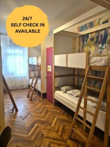 Ένα ή περισσότερα κρεβάτια σε δωμάτιο στο Centrum House Hostel