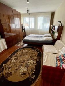 ein Zimmer mit zwei Betten und einem Teppich in der Unterkunft Cosy home in the heart of Bansko in Bansko + 2 Fotos