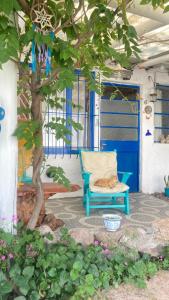 a cat sleeping on a chair under a tree at Casita Meraki para 2 personas in Villa Carlos Paz