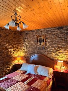 Giường trong phòng chung tại Villa Tojo +42 ảnh