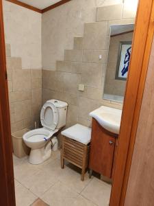 une salle de bains avec toilettes et lavabo dans l'établissement galilpitality, à Sede Eli‘ezer
