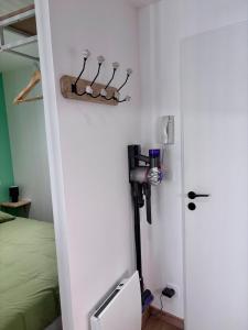 ein Zimmer mit einem Bett und einer Kamera an der Wand in der Unterkunft Le Cocon Vert in Cognac + 9 Fotos