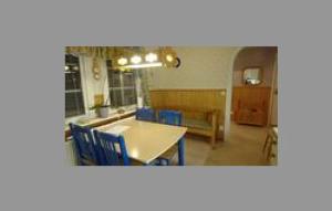 une salle à manger avec une table et des chaises bleues dans l'établissement House in Gällivare, à Gällivare