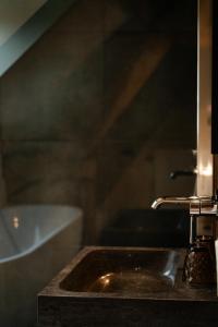 a bathroom with a sink and a bath tub at B&B Langeveldemolen in Merchtem