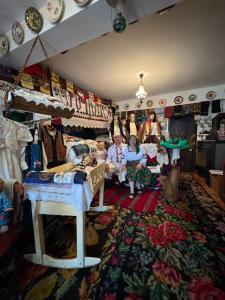 un gruppo di persone seduti sul pavimento di una stanza di Casa Vio a Băile Borşa Altre 18 foto