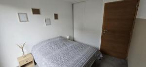 a bedroom with a bed and a wooden door at Villa 4 chambres, jardin, Netflix in Canohès