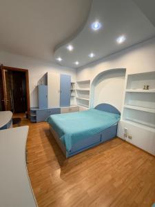 Una cama o camas en una habitación de Central Duplex Apartment