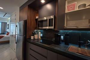 Köök või kööginurk majutusasutuses Encantame Soleil 1st floor Studio lockoff sleeps4