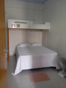 En eller flere senge i et værelse på Suíte quase frente à rodoviária