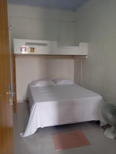 En eller flere senge i et værelse på Suíte quase frente à rodoviária