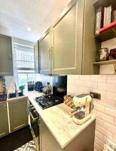 Η κουζίνα ή μικρή κουζίνα στο Charming flat in central London