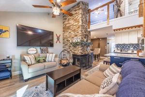 Χώρος καθιστικού στο Mountain Crest Cabin