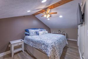 Ένα ή περισσότερα κρεβάτια σε δωμάτιο στο Mountain Crest Cabin