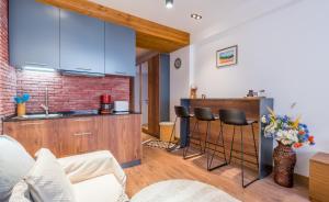 古多里New Gudauri Apartments in Twins的带柜台的厨房和带凳子的吧台