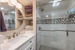 Ένα μπάνιο στο Mountain Crest Cabin +43 φωτογραφίες