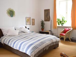 ein Schlafzimmer mit einem Bett und einem roten Stuhl in der Unterkunft Epic Location in Düsseldorf