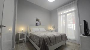 une chambre blanche avec un lit et une fenêtre dans l'établissement KYANA Luxury KVA II, à Kavala