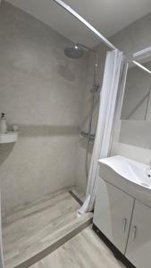 une salle de bain avec douche et lavabo dans l'établissement KYANA Luxury KVA II, à Kavala 18 autres photos