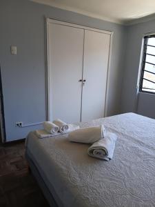 a bedroom with a bed with towels on it at Casa Quinta Vergara in Viña del Mar
