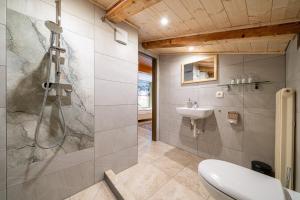 Koupelna v ubytování Pension Hofweyer + 81 fotografií