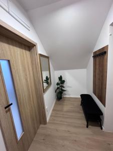 un pasillo con una puerta de madera y una planta en Apartmán Veronika, en Humpolec