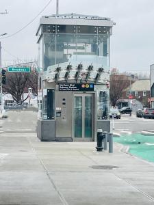 una parada de autobús al lado de una calle en A sweet home, en Woodside 5 fotos más