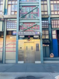 Un edificio con un cartel en el frente. en A sweet home, en Woodside