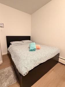 Un dormitorio con una cama con una almohada azul encima. en A sweet home, en Woodside