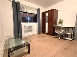 una oficina con escritorio de cristal y silla en A sweet home, en Woodside