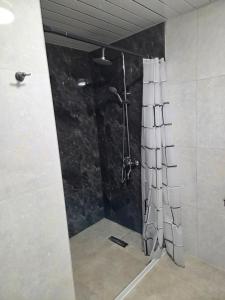Un baño con ducha con cortina de ducha. en Alvina White Tsaghkadzor, en Tsaghkadzor