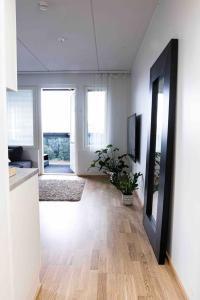 Elle comprend un salon doté de parquet et d'une grande fenêtre. dans l'établissement Compact apartment, à Rovaniemi