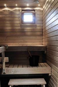 un sauna en bois avec un banc et une fenêtre dans l'établissement Compact apartment, à Rovaniemi
