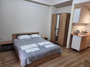 Un dormitorio con una cama con toallas. en Alvina White Tsaghkadzor, en Tsaghkadzor