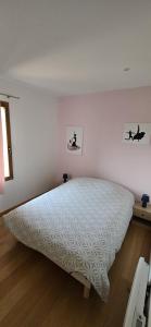 a bedroom with a bed in a white room at Villa 4 chambres, jardin, Netflix in Canohès