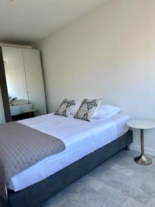 een slaapkamer met een bed en een tafel erin bij La calade in Saint-Raphaël