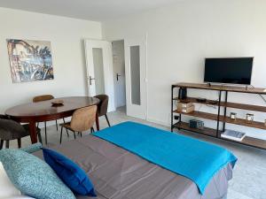 Μια τηλεόραση ή/και κέντρο ψυχαγωγίας στο La calade