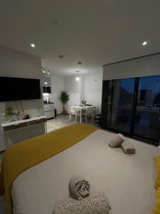 Postel nebo postele na pokoji v ubytování E1 Suites Studio - Modern Comfort & Spa Luxury, Gibraltar