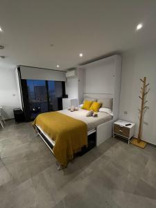 Postel nebo postele na pokoji v ubytování E1 Suites Studio - Modern Comfort & Spa Luxury, Gibraltar