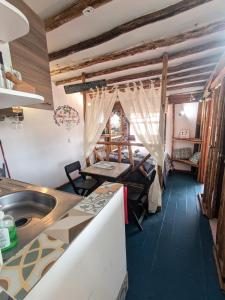 eine Küche mit Spüle und Arbeitsplatte in der Unterkunft cozy studio in Máncora