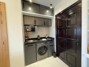 塔马里斯Cosy Studio Sea View in Casablanca的小厨房配有洗衣机和水槽