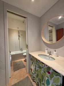 Ένα μπάνιο στο TinyEdward Room