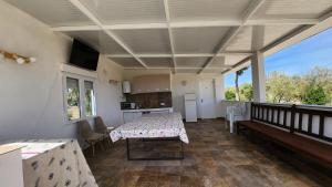 une salle à manger avec une table et une cuisine dans l'établissement Agroturismo Viña Inés Toledo, à Tolède