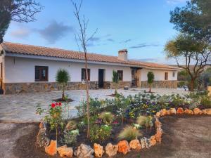 un jardin devant une maison dans l'établissement Agroturismo Viña Inés Toledo, à Tolède