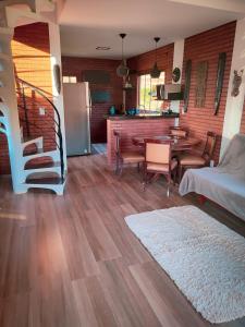 a living room with a kitchen and a dining room at Pousada Finca dos Anjos in Passa Quatro