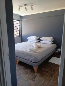 ein Schlafzimmer mit einem Bett, auf dem zwei Handtücher liegen in der Unterkunft Casa Quinta Vergara in Viña del Mar