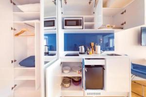 Η κουζίνα ή μικρή κουζίνα στο ORBI CITY - Seaside Apartments +17 φωτογραφίες